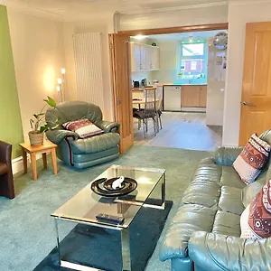 Apartment Spacious Four Bed With Parking -