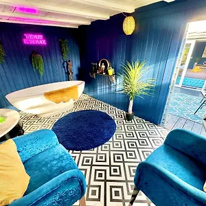  Apartment A Hidden Gem With Private Hot Tub And Garden - Netflix - Fast Wifi - Free Parking
